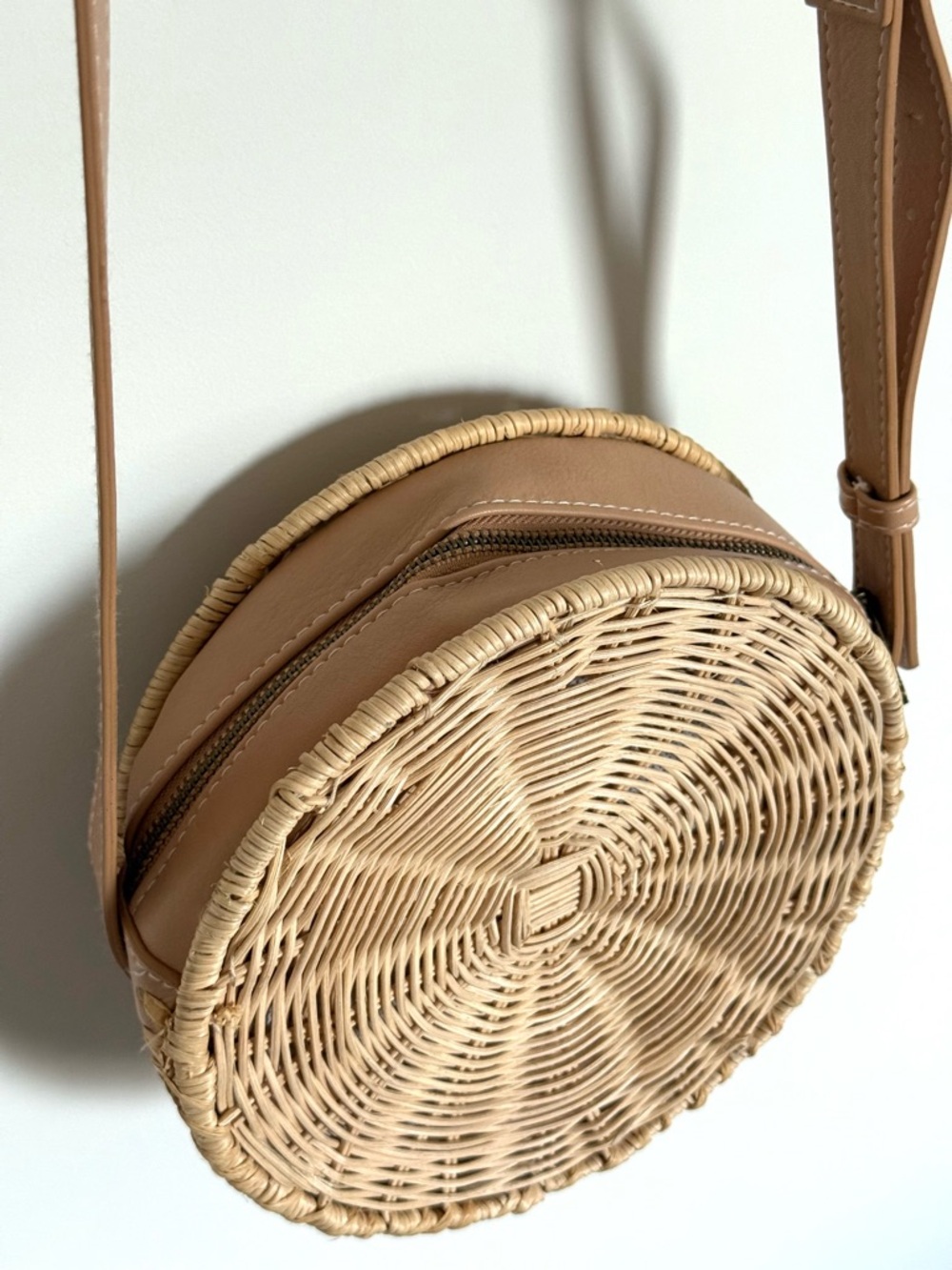 Rattan Wicker Round Circle Crossbody Purse Bag - Picture 3 of 6